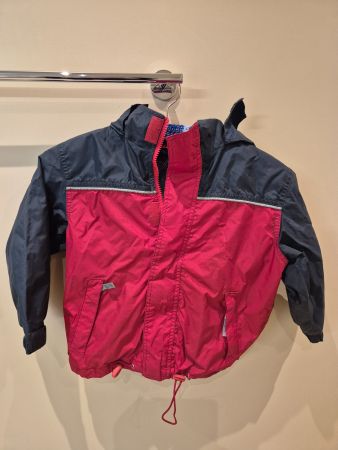 Regenjacke rot/schwarz, Gr. 110   myc