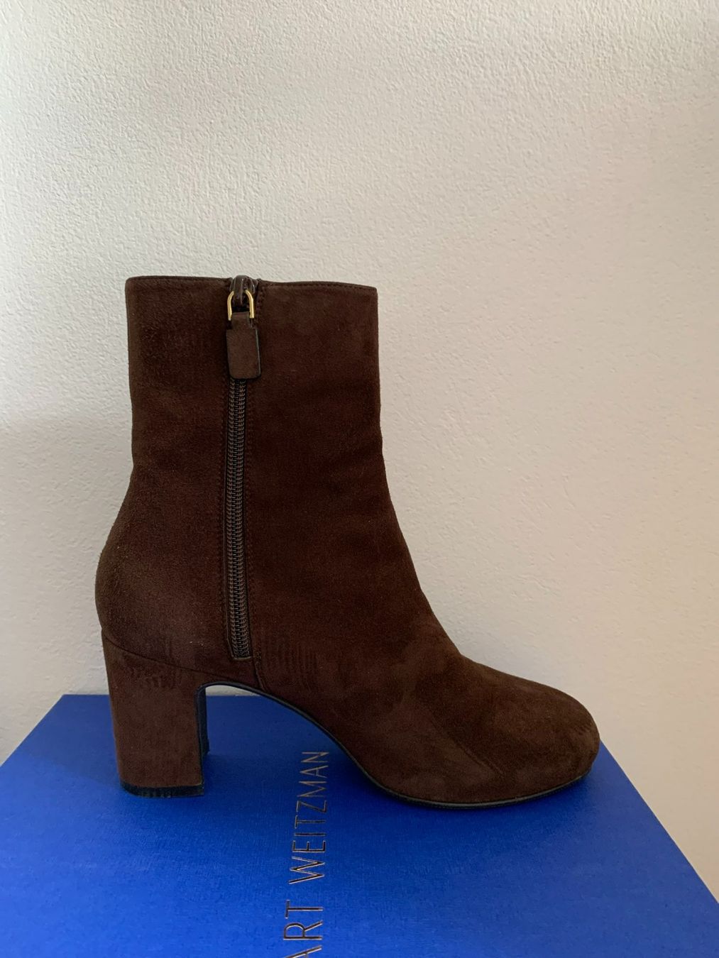 Stuart Weitzman Scarpe da donna: STUART WEITZMAN: Exklusive braune Wildleder-Stiefelette, 37 – Nuovo (secondo la descrizione) da Luzern venduto da designluzern 2