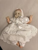 Nostalgische antike Puppe mit Stoffkörper und Kleid, alt