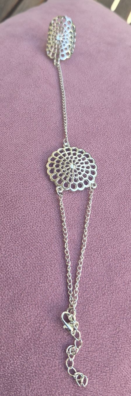 Bracciali & Braccialetti: Bracciale con anello, decorato con motivo floreale e strass – Nuovo (secondo la descrizione) da Giubiasco venduto da Stefaniav 1