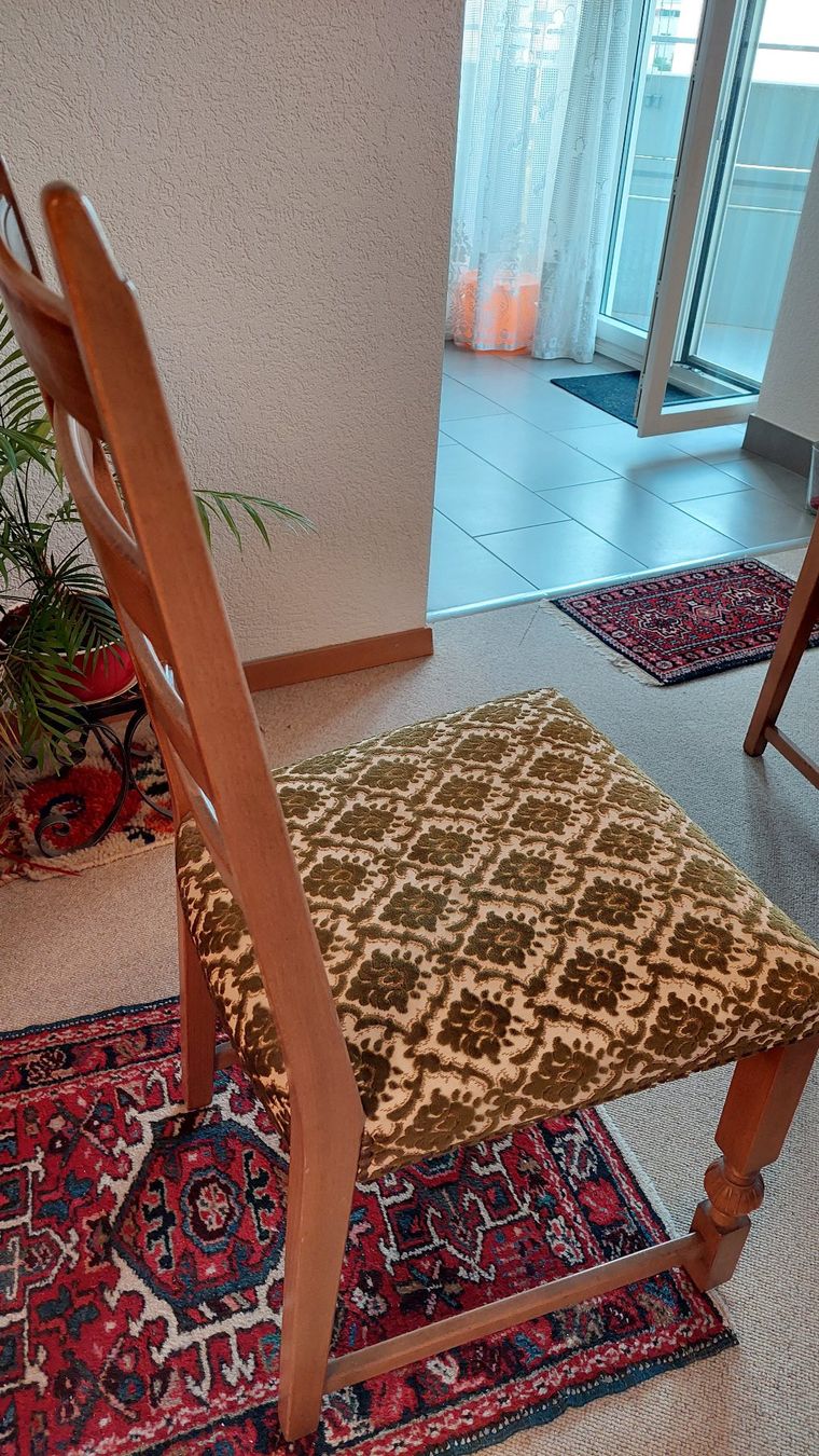 Tische: Runder Esstisch mit 4 Stühlen – Gebraucht aus Ebikon von  4