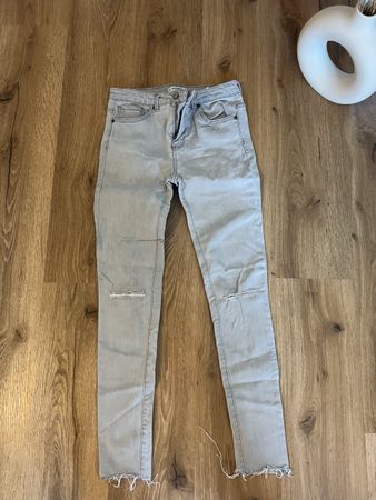 Graue Jeans 