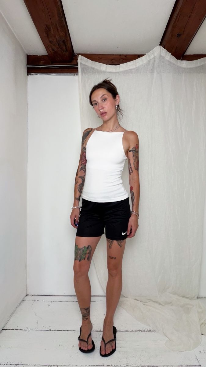 Nike Pantalons: Nike black shorts with white swoosh  – D'occasion à Knonau par Grapesvintage