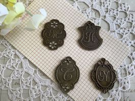 4 x Deko Applikation Metall Plakette Buchstaben Bronze