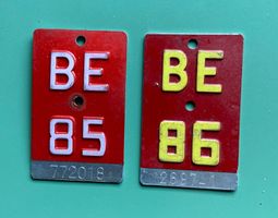 2x Original BE 85/86 Alte Versicherungsnummerschilder