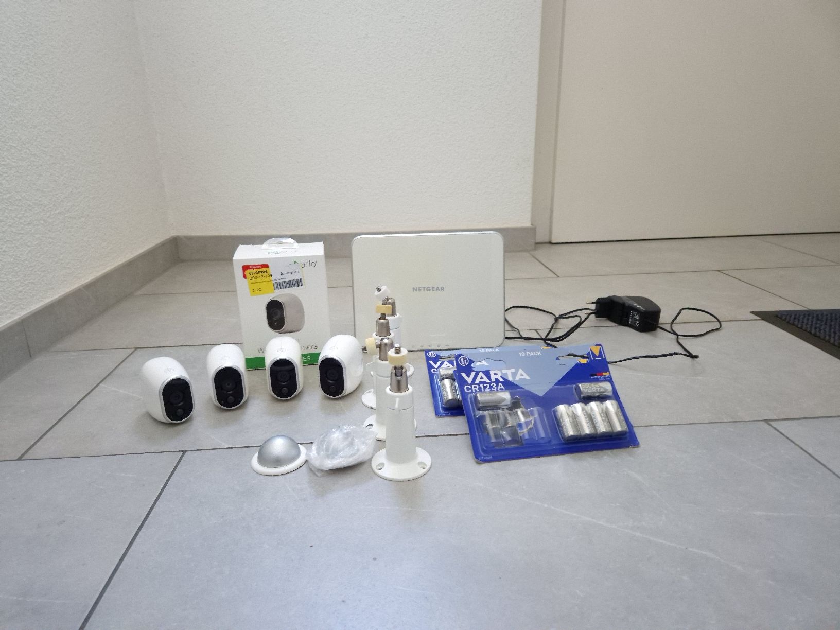 Arlo Systèmes d'alarme: Arlo VMS3000 Basisstation Kamerasystem mit 5 Kamera – D'occasion à Weiach par Wiu45 2