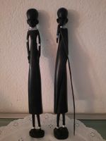 Afrikanische Figuren aus  Holz, Farbe schwarz.