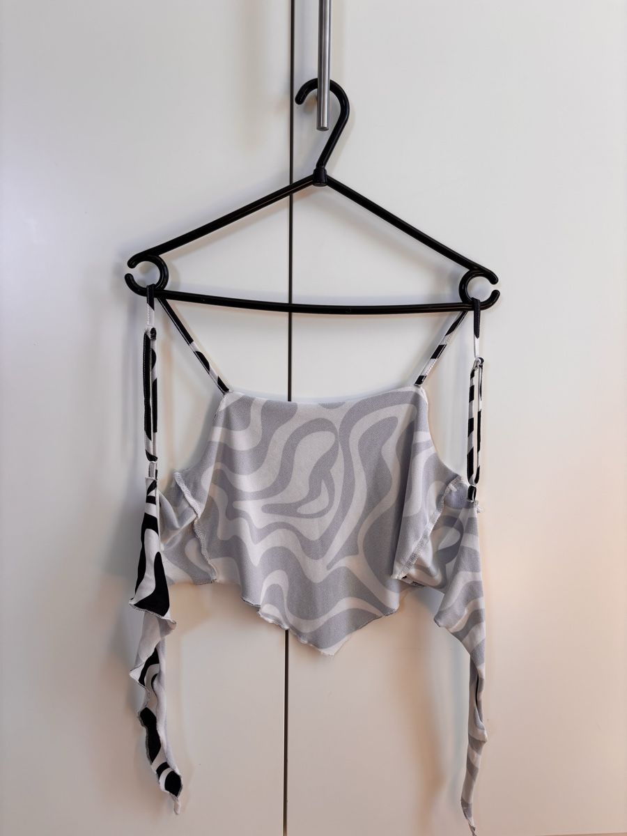 Top: Schwarz-Weiss gemustertes Top – Usato da Erlen venduto da xdi_yy28 3