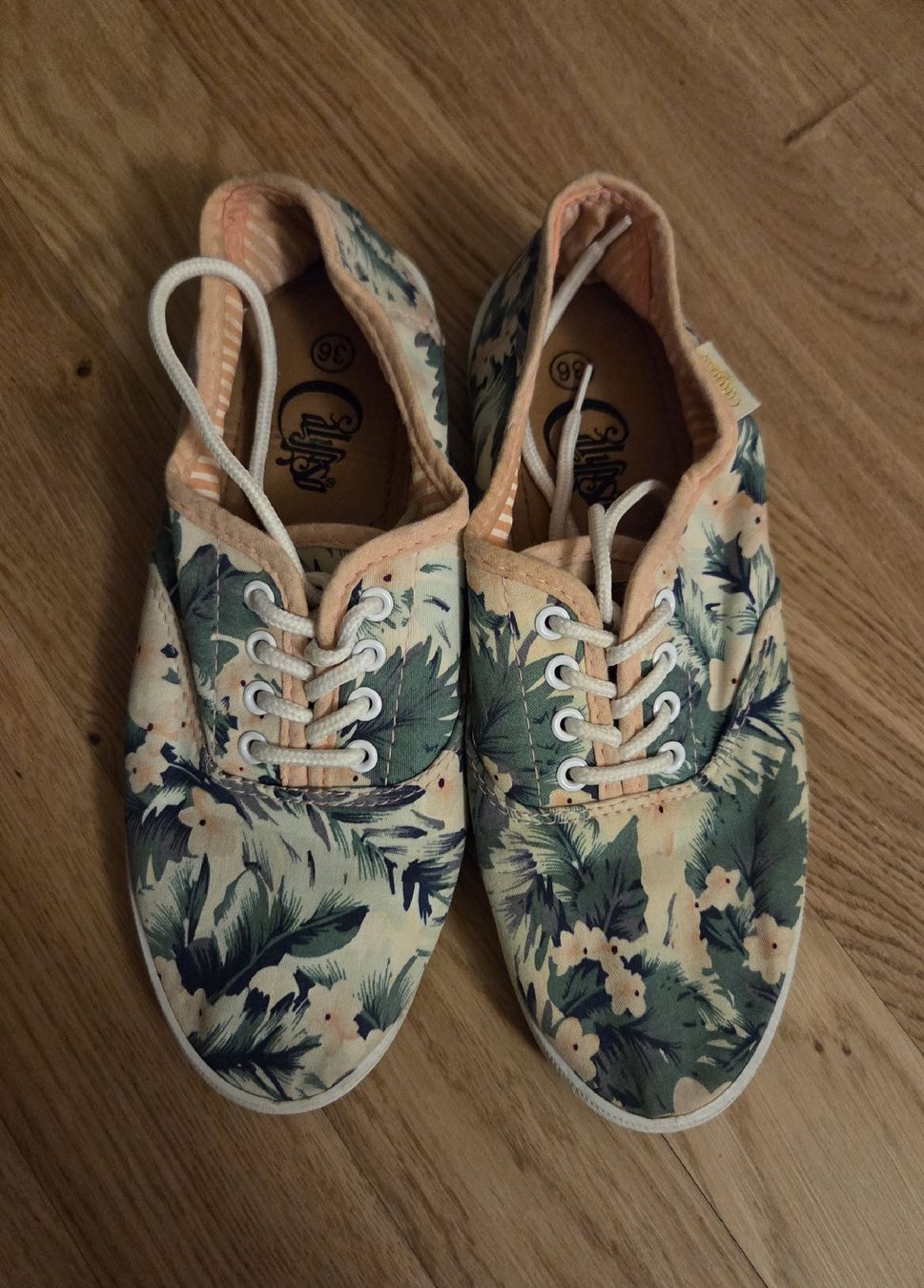 Scarpe da donna: Stoffturnschuhe Sneakers Schuhe – Usato da Zug venduto da opo_cy5d