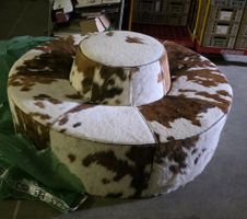 Runder Hocker mit Kuhfellbezug