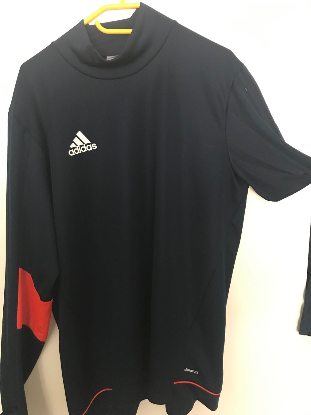 Adidas Canottiere & Pantaloni: Adidas Trainingspullover, dunkelblau, Grösse M, neuwertig – Usato da Niederteufen venduto da mix18 2