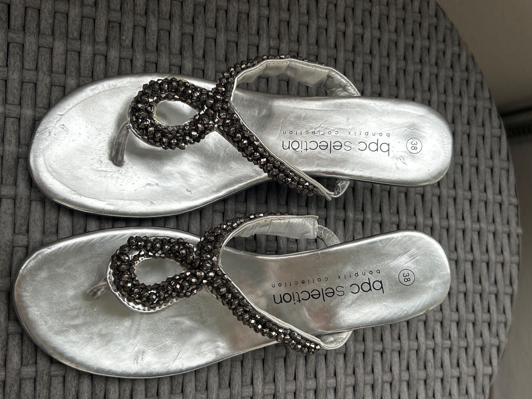 Damenschuhe: Silberne Sandalen Zehentrenner von bpc selection Gr. 38 – Gebraucht aus Brunnen von Nala2929