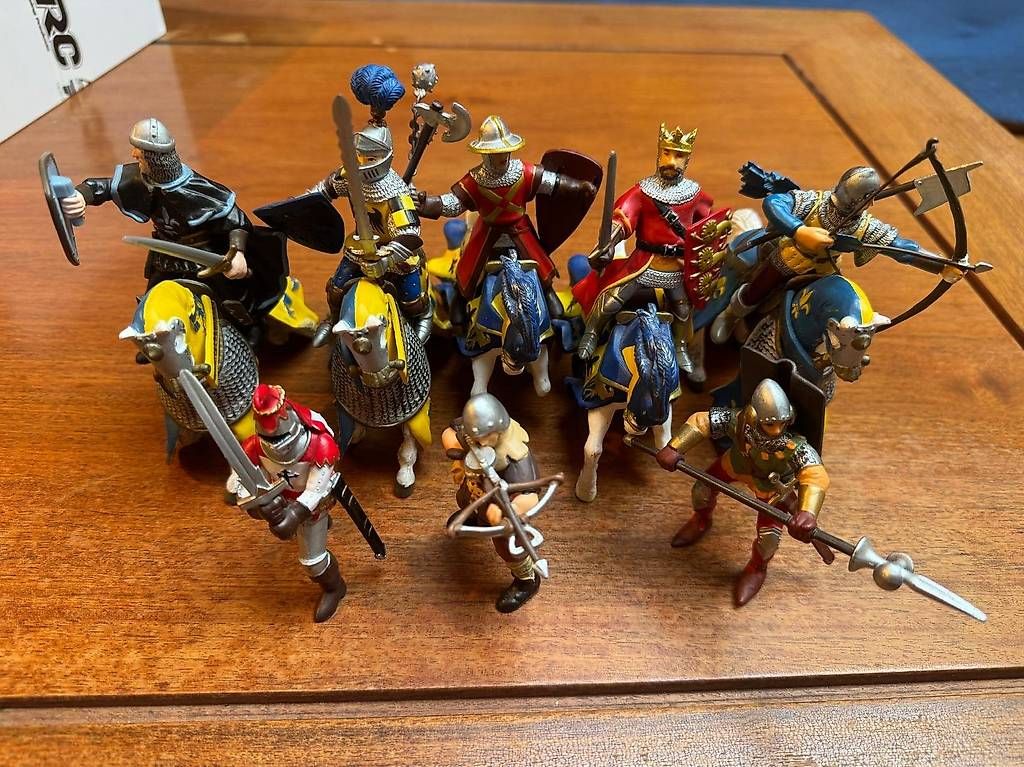 Giocattoli: Lot de figurines cavaliers et chevaux – Usato da Zürich venduto da dada9393