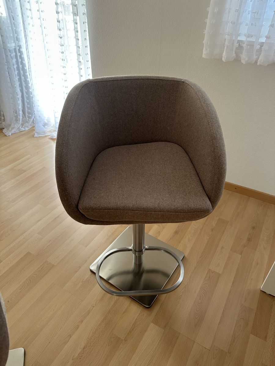 Tabourets: Barhocker mit Fussring grau 2 Stk, beige – D'occasion à Zug par S6403 4