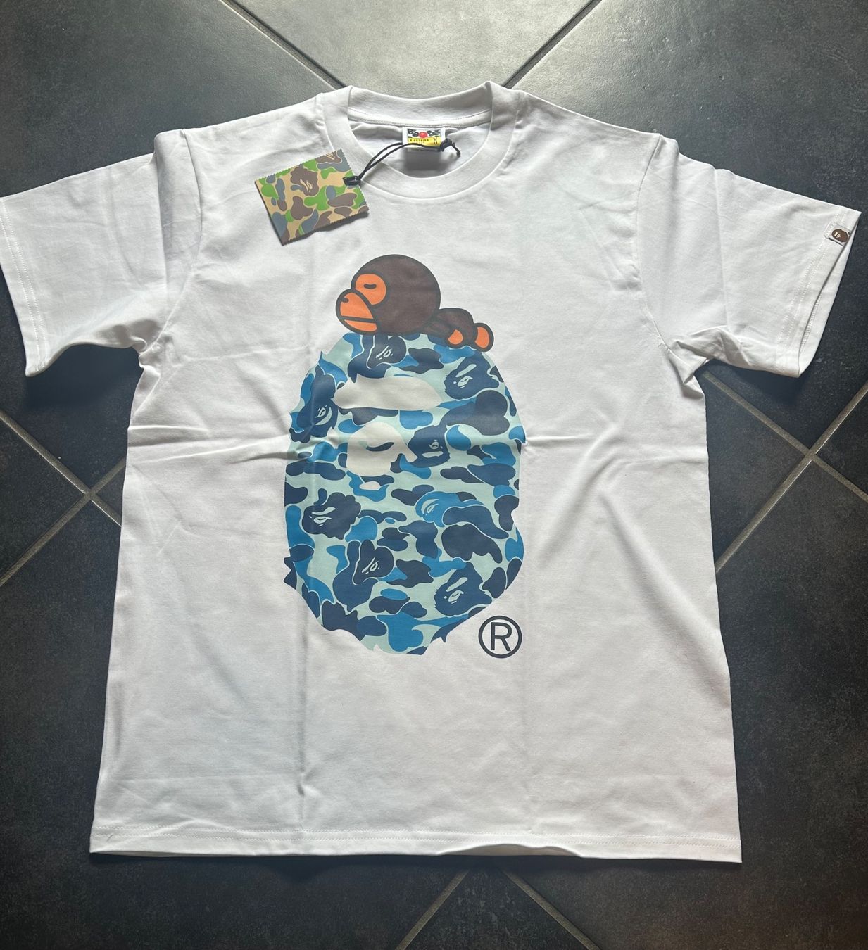 Bape T-shirt: BAPE Big Ape Head Tee Blanc/Bleu Camo – Nuovo e nell'imballaggio originale da Le Locle venduto da Diabolo11