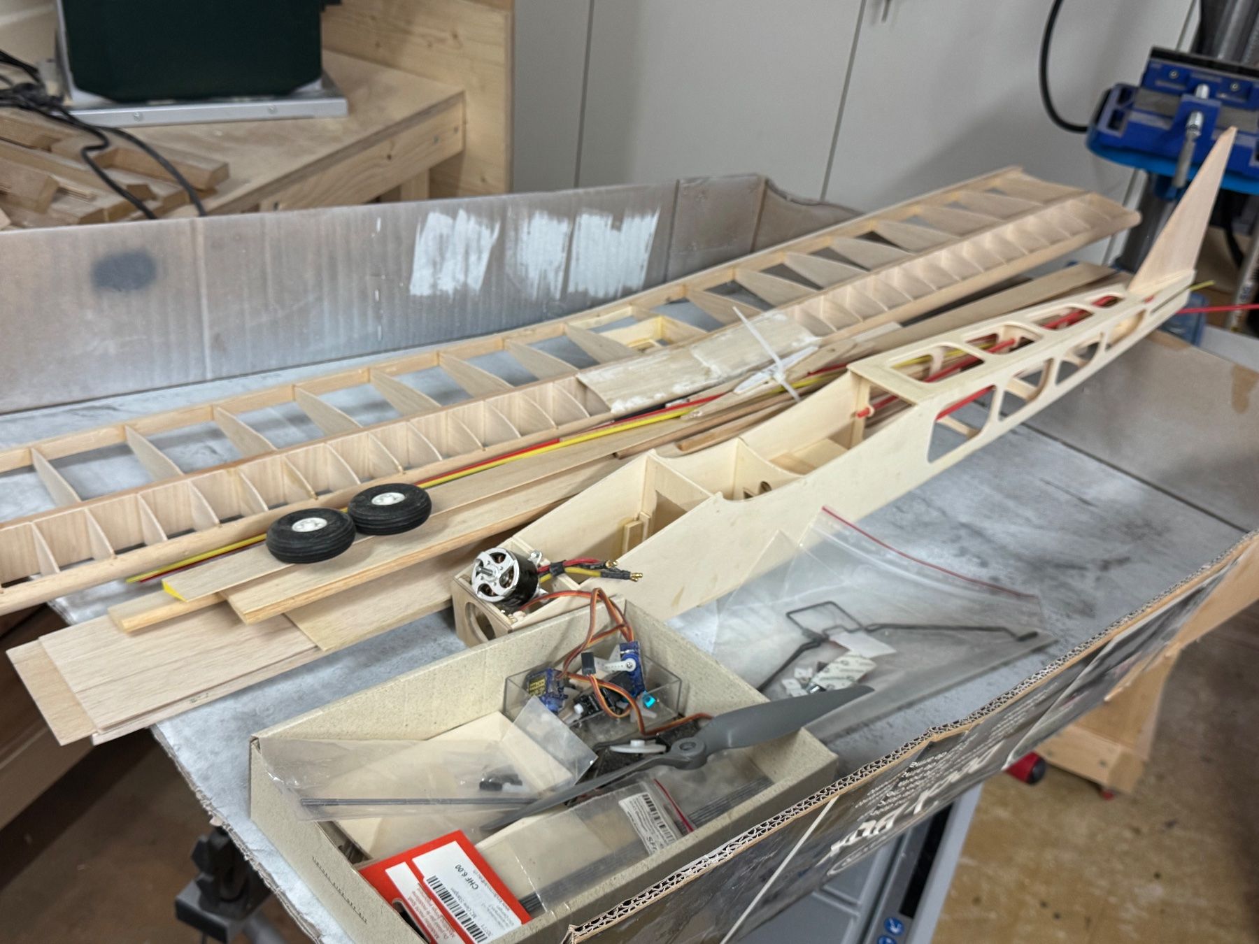 Modellismo RC: Boxfly Modellflugzeug Bausatz - Winterprojekt! – Usato da Kleindietwil venduto da Nsx2001 3