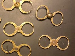 Lots d'anciens instruments de mesure d'horlogerie.