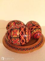 Ostern, dekorative Eier aus Holz, handbemalt