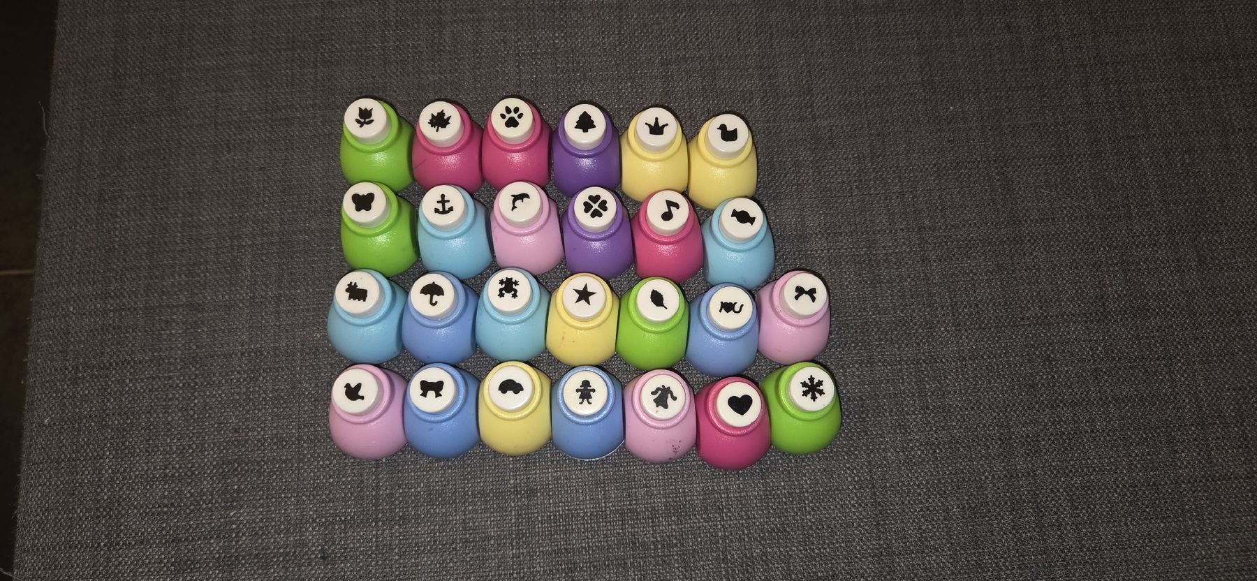 Kit bricolage: 26 Motivlocher – Usato da Zetzwil venduto da Rose050
