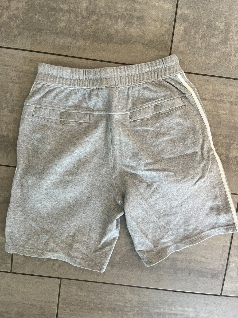 Adidas Pantaloni: ADIDAS Trainerhose kurz Hellgrau – Usato da Otelfingen venduto da Denis_ZH 1