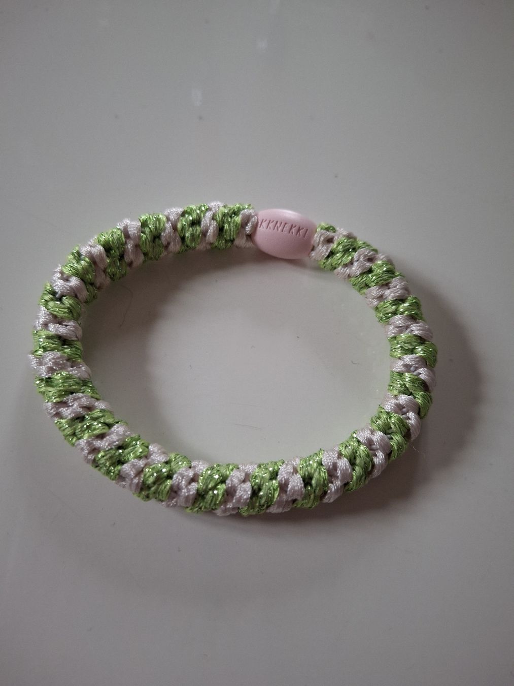 Bracciali & Braccialetti: Bracelet elastique Kknekki vert et rose – Usato da Lausanne venduto da Cognitia