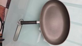 Nur einmal gebrauchte Bratpfanne mit abnehmbarem Griff