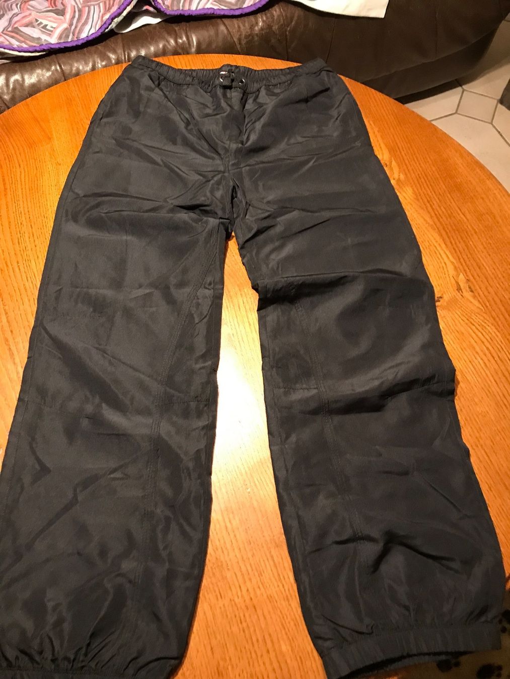 Pantaloni: Pantalon jogging enfant unisexe – Usato da Montsevelier venduto da ber_88db