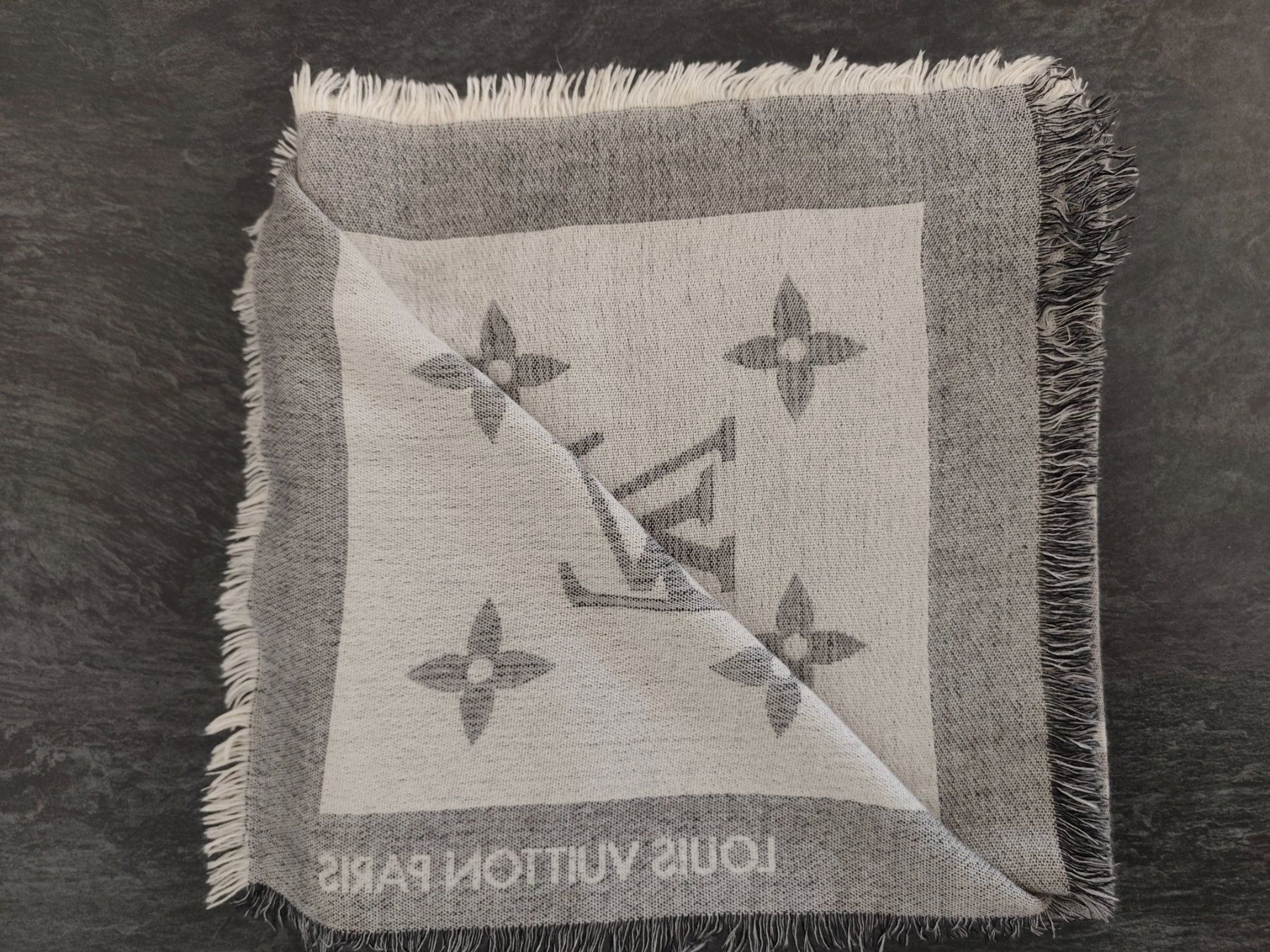 Louis Vuitton Foulard & Sciarpe: Louis Vuitton Chale cashemire – Usato da Martigny venduto da Vintage-23 3
