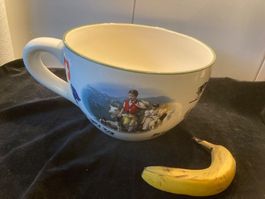 Sehr grosse Schweizer-Tasse als Übertopf
