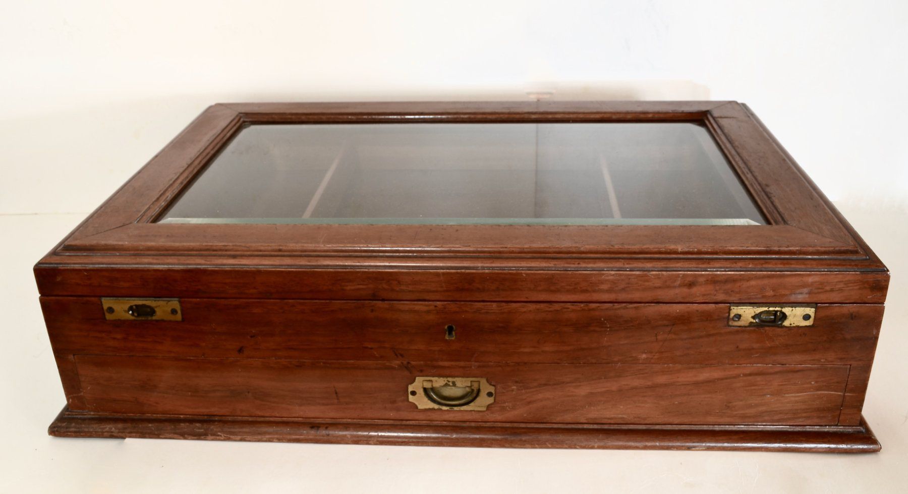 Vetrine: Eine Vitrine aus Mahagoni, um 1875. – Usato da Meilen venduto da glenbeigh