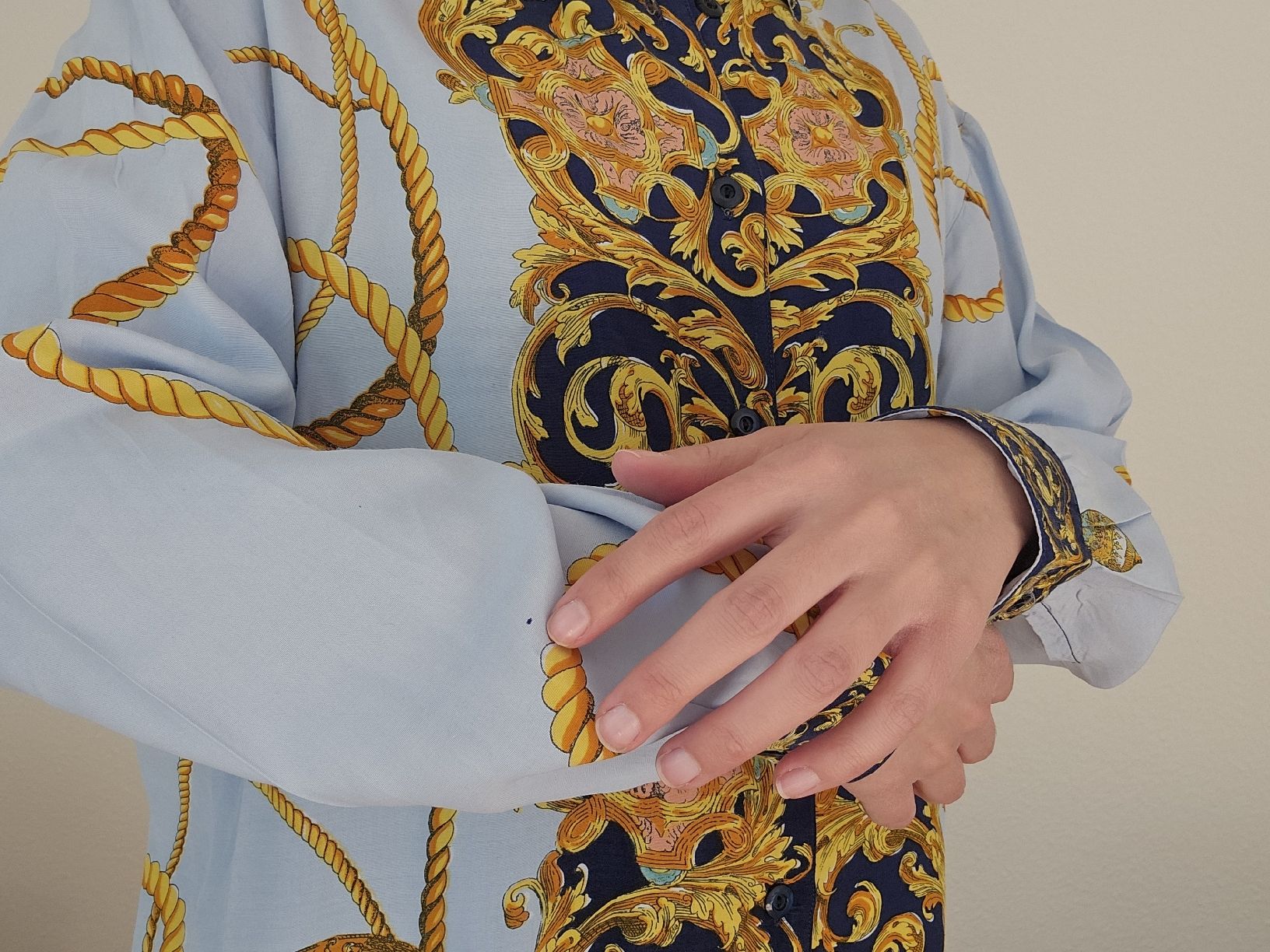 Camicette: Vintage Bluse hellblau mit "goldfarbenem" Barock Muster M/L – Usato da Zürich venduto da Mme.Sora 2
