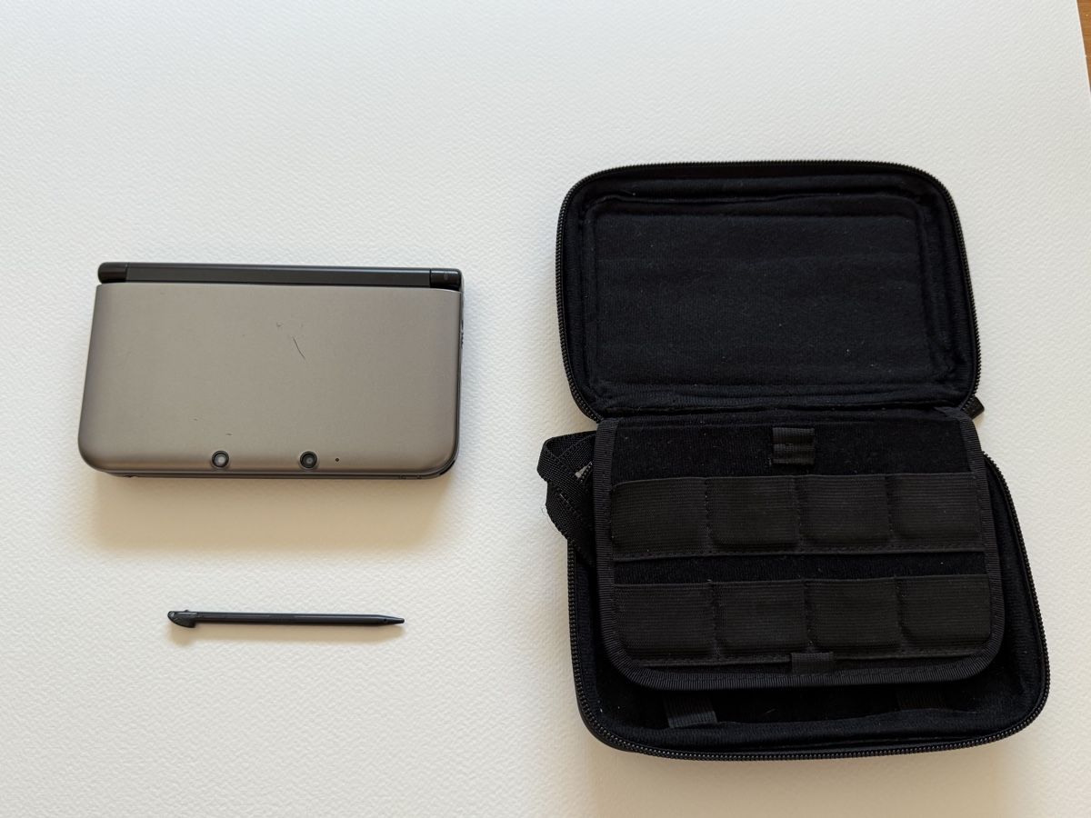 Nintendo Console: Console Nintendo 3DS noire avec stylet et housse – Usato da Neyruz FR venduto da Paw_ket-Steal 2