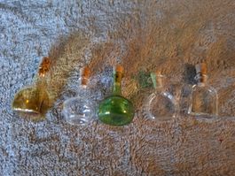 Fünf herzige Glasfläschchen fürs Puppenhaus