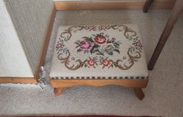 Antiker Hocker mit Blumenstickerei, Holz, Landhaus-Stil
