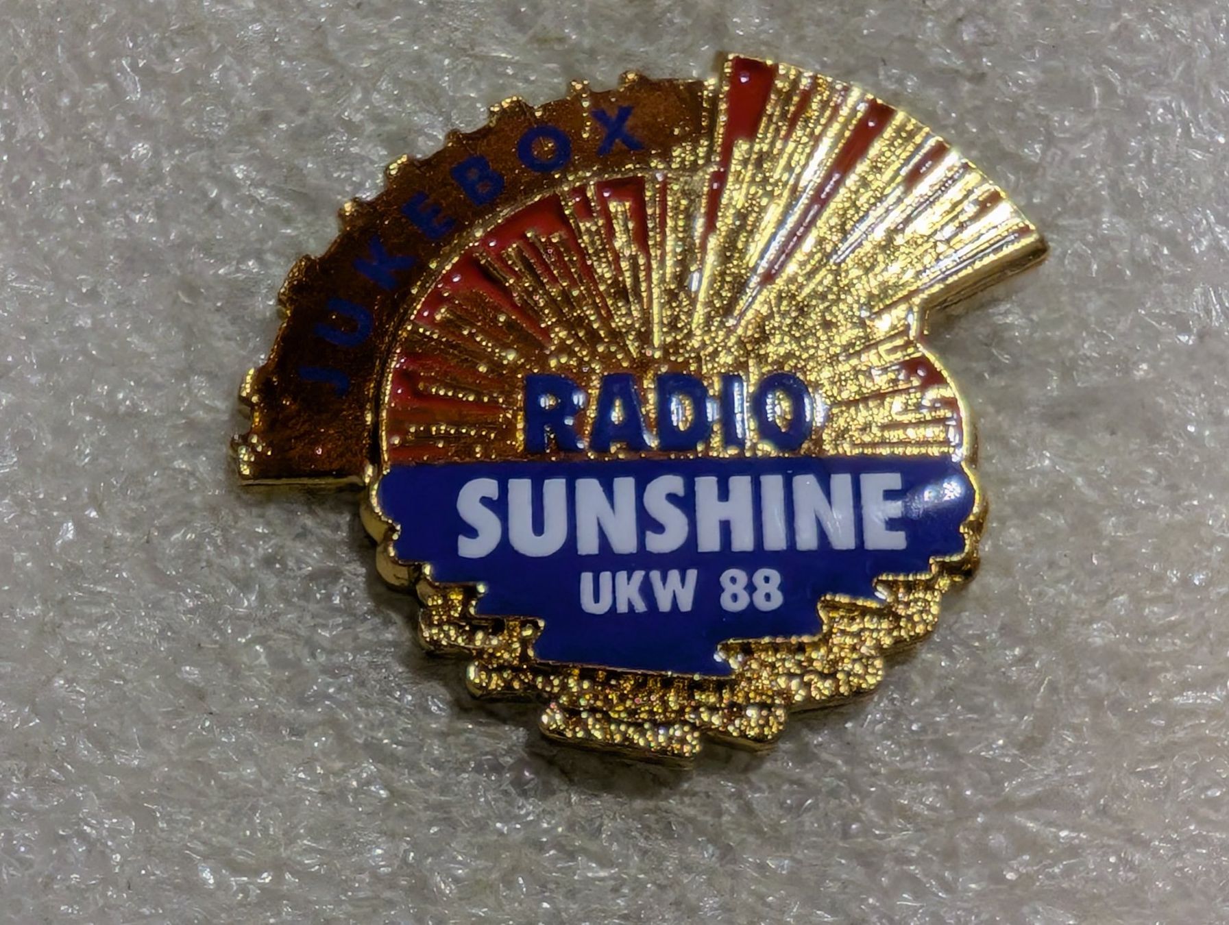 Placchette & Badge: Ansteckpin 219: Radio Sunshine – Usato da Oppligen venduto da Pin-Fall-Shop