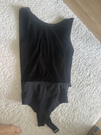 Schwarzer Samt-Body mit Pünktchen - Perfekt für Party!