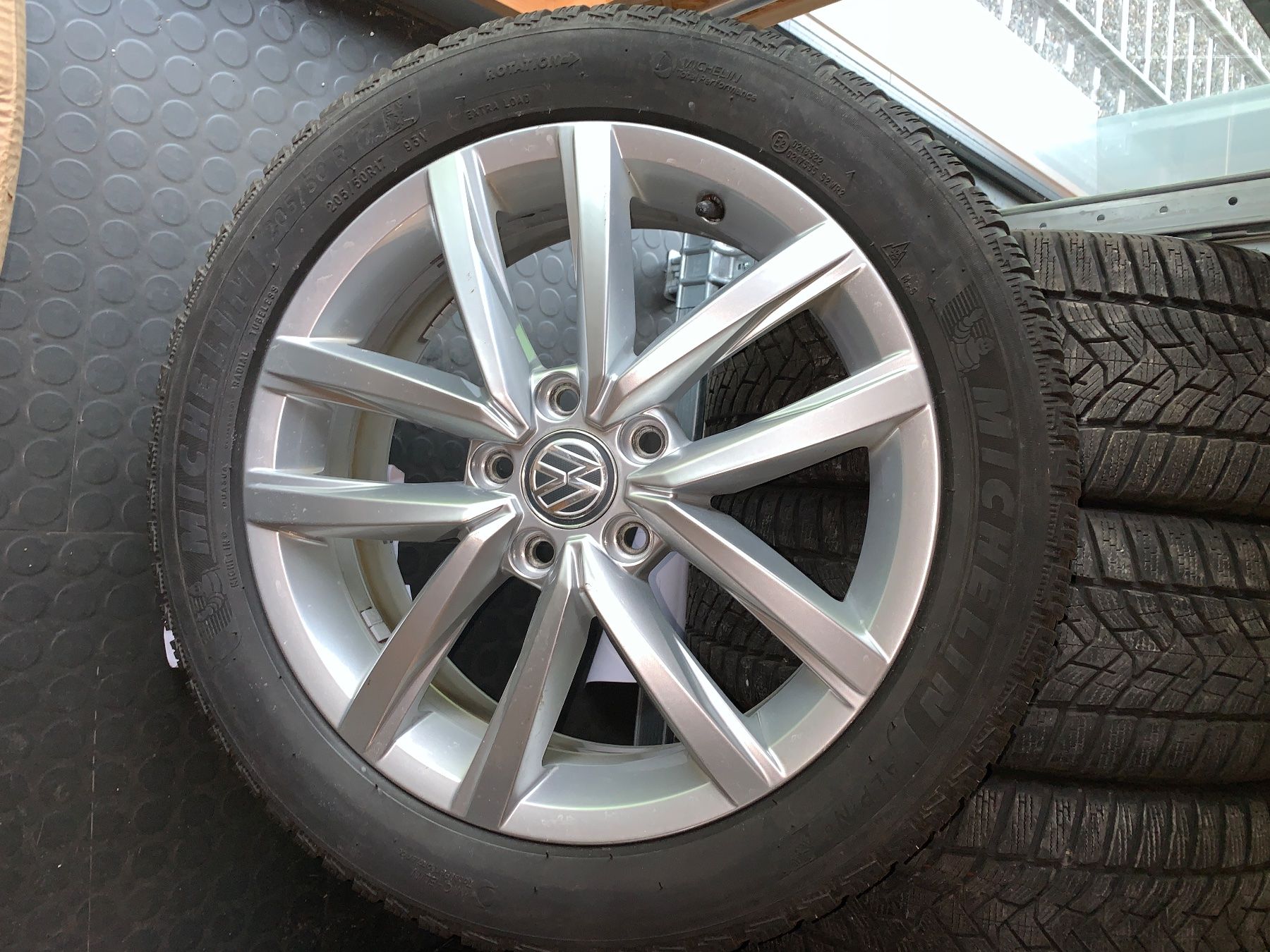 Volkswagen Pneumatici & Ruote complete: 4 Kompletträder mit Winterreifen – Usato da Fischenthal venduto da inf_k2jf 2