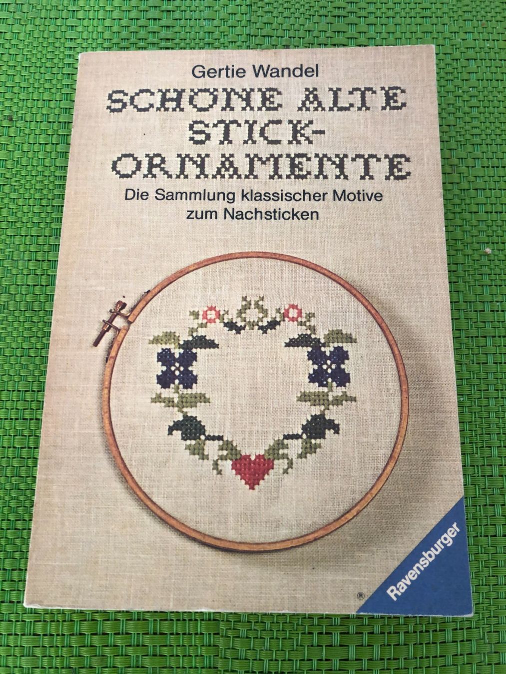Libri: Stickbuch schöne alte Stick-Ornamente – Usato da Freienstein venduto da ErnaS01