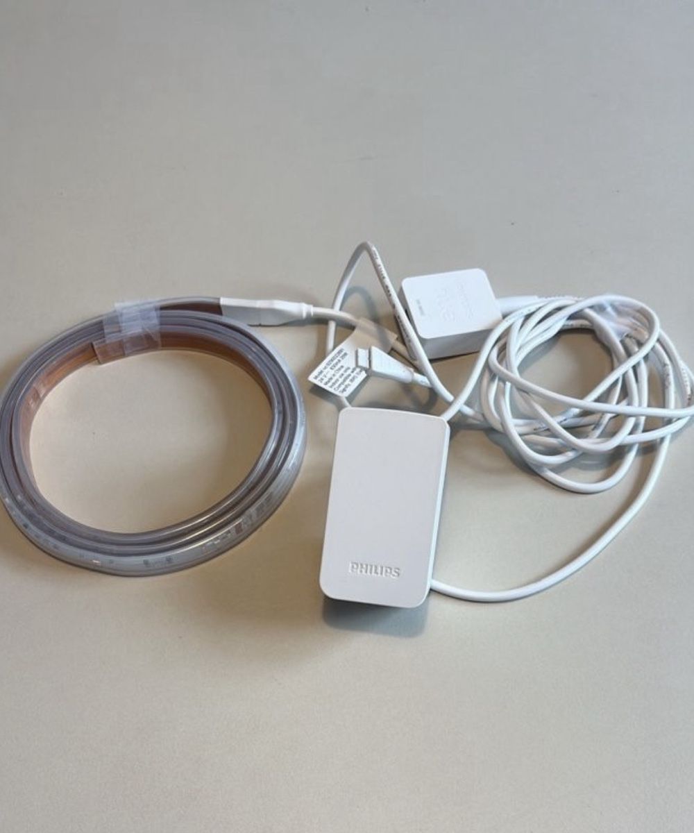 Philips Ghirlande e barre luminose: Philips Hue Lightstrip mit Netzteil und Controller – Usato da Buchs SG venduto da leevin01