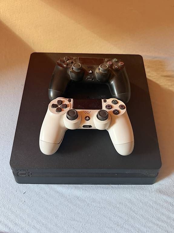 Console: PlayStation 4 avec 2 manettes  – Usato da Martigny venduto da reu_t2ln