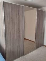 Sehr gut erhaltener Schrank mit Schwebetüren
