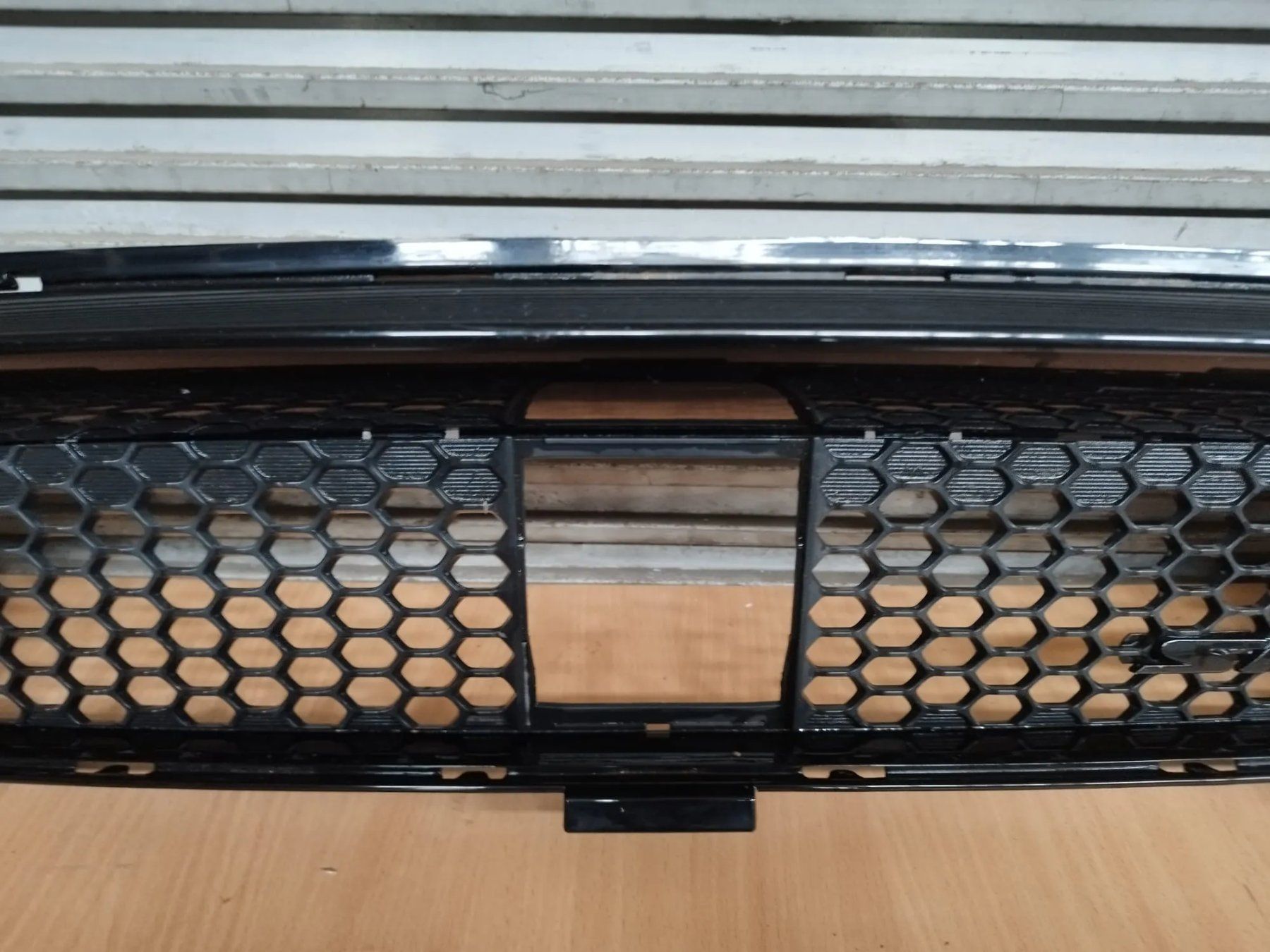 Jeep Tutti pezzi di ricambio auto: Jeep Grand Cherokee WK2 SRT Lufteinlassgitter – Usato da Zittau venduto da BB-Jeep-Teile 4