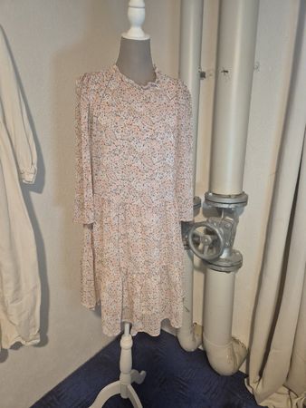Kleid H&M geblümt mit Unterrock Grösse L guter Zustand