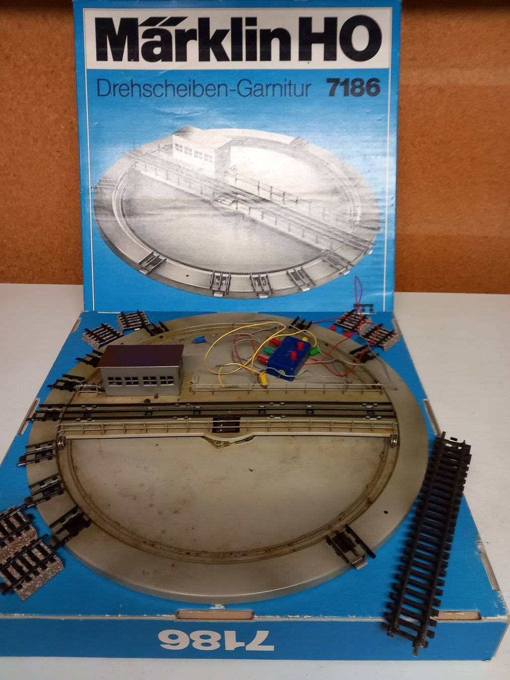 Märklin Modelleisenbahnen: Rontonde Märklin avec bâtiment – Gebraucht aus Courtelary von mitounet