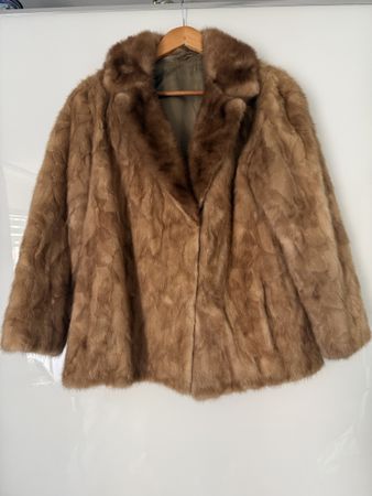 Manteau en fourrure brun clair coupe classique 
