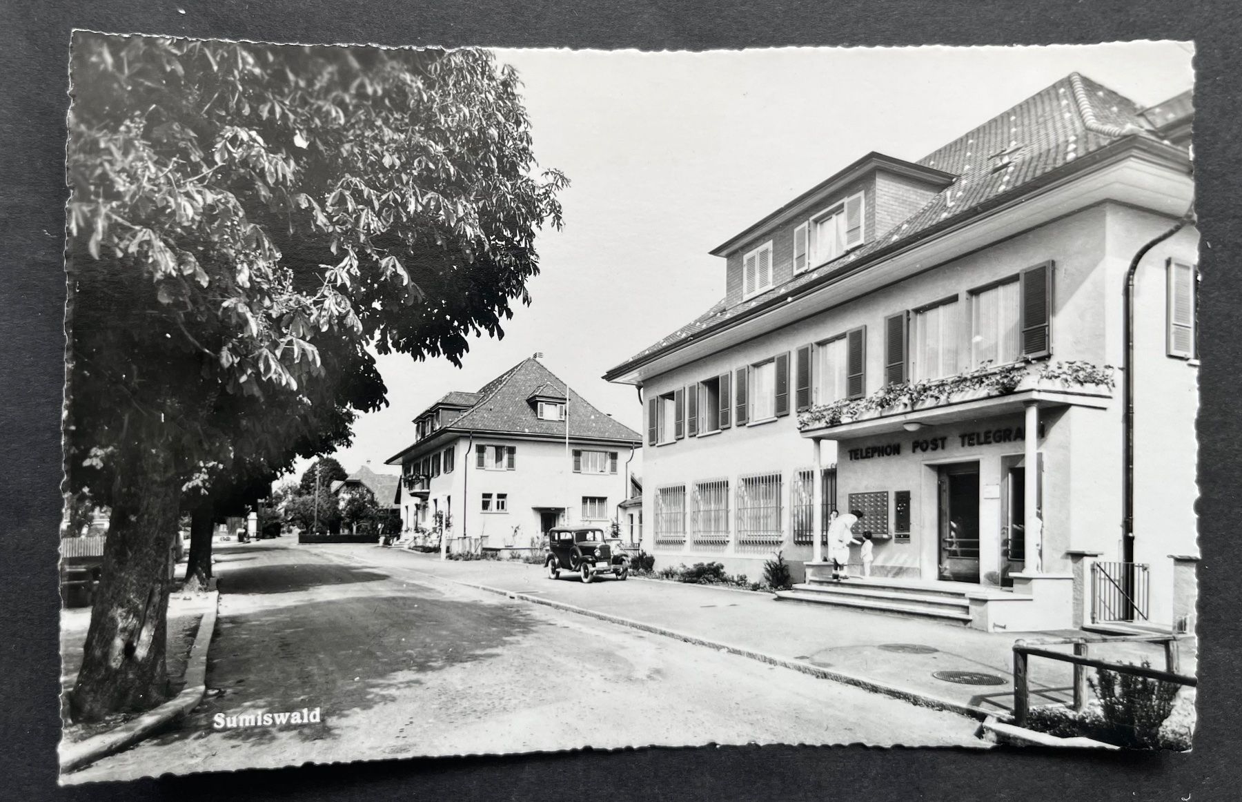 Cartoline postali: Sumiswald, Postgebäude, Oldtimer Auto, Strasse Ort, ca. 1950 – Usato da Ostermundigen venduto da DaxKarten-75