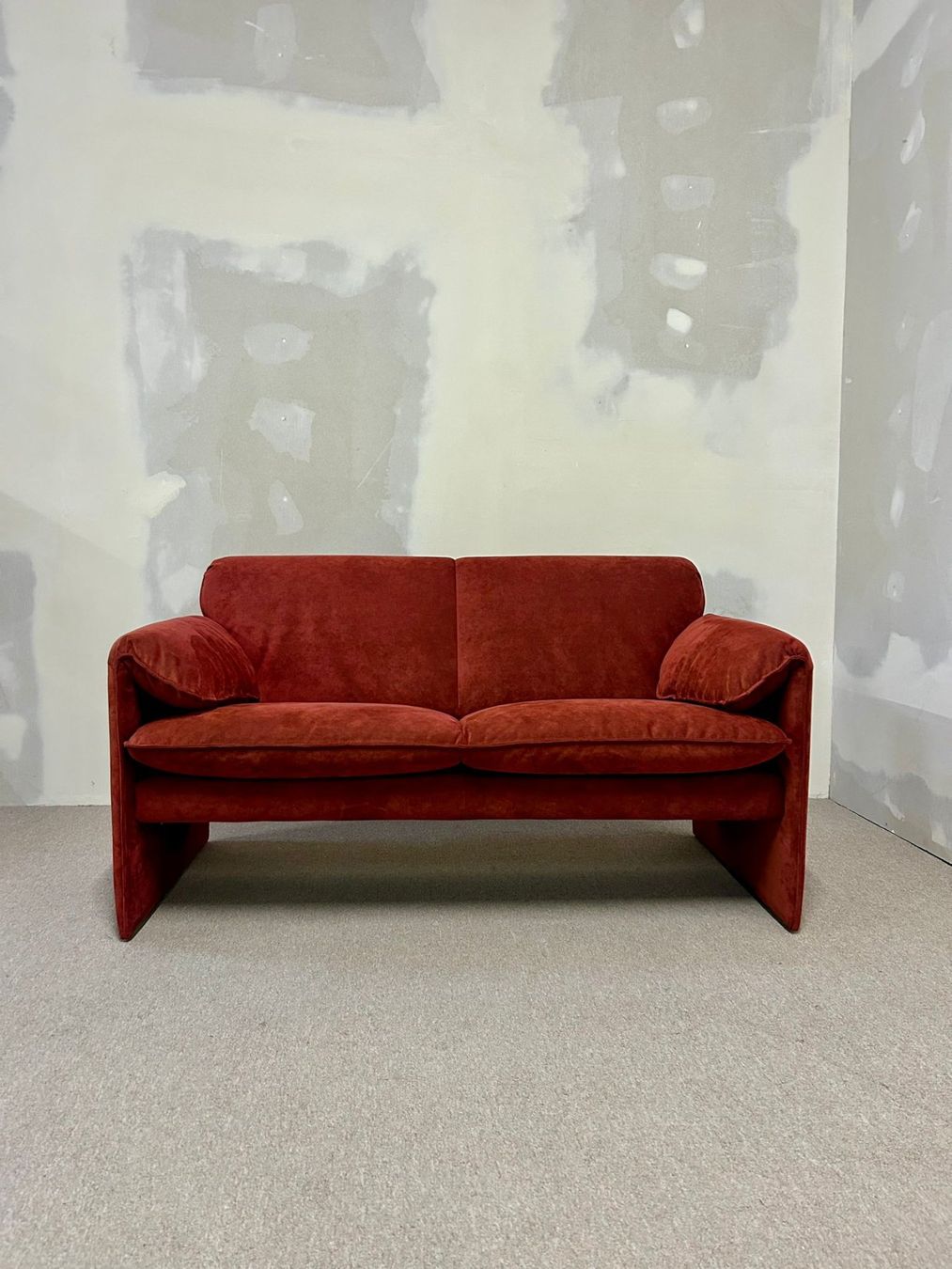 Divani: Leolux Bora Bora Sofa 2 Sitzer Alcantara rot – Usato da Rickenbach ZH venduto da Insider-Boerse