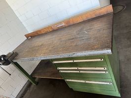 Werkbank mit Schubladenstock und Schraubstock