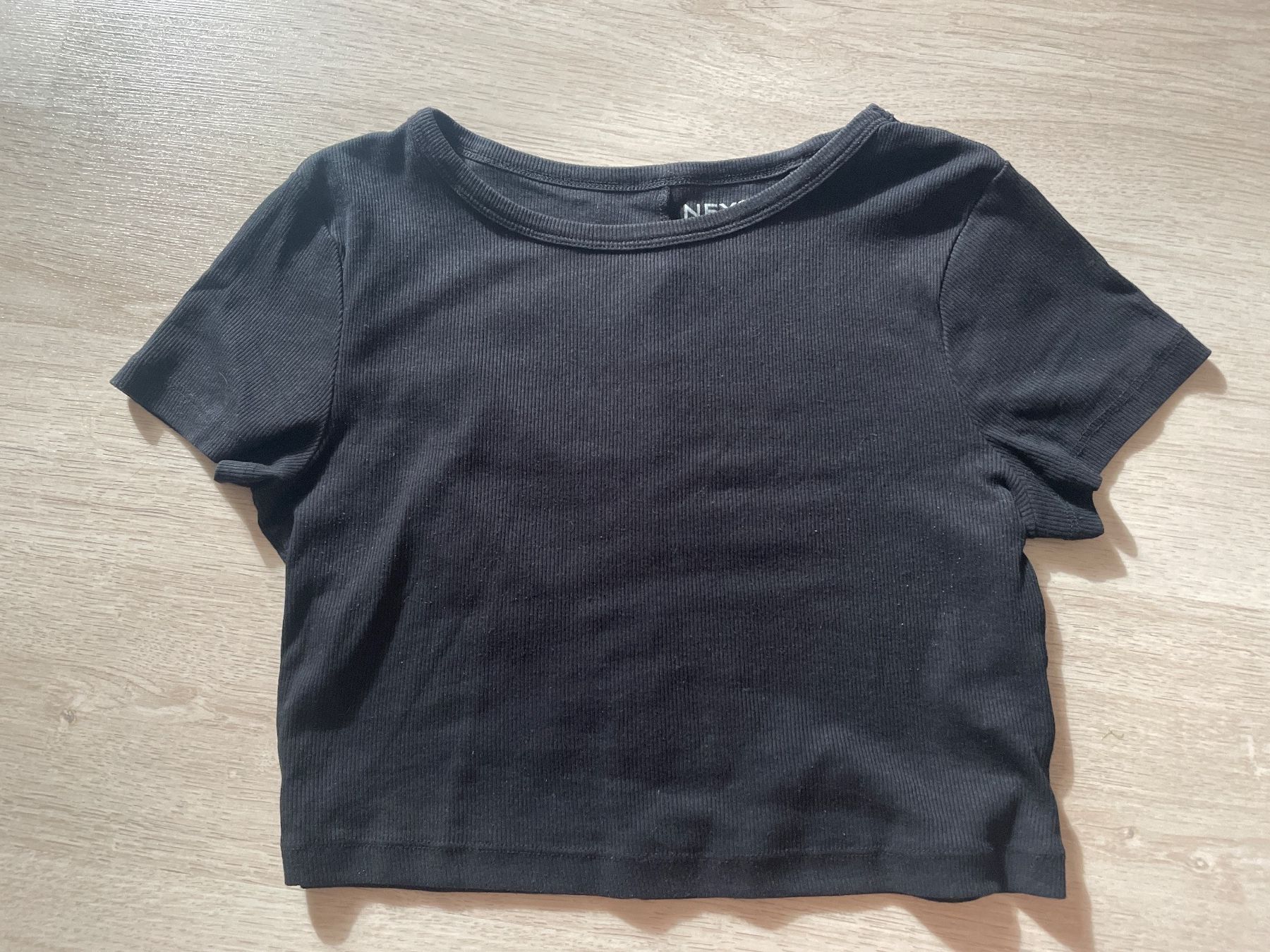 Next T-shirts: Crop top noir – D'occasion à Ste-Croix par aud_5p6b