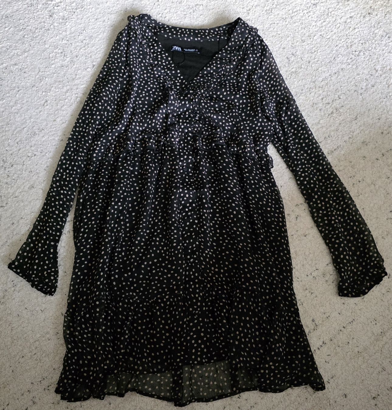Zara Kleider: Robe Zara noire à pois taille S – Gebraucht aus Vevey von Renka2011